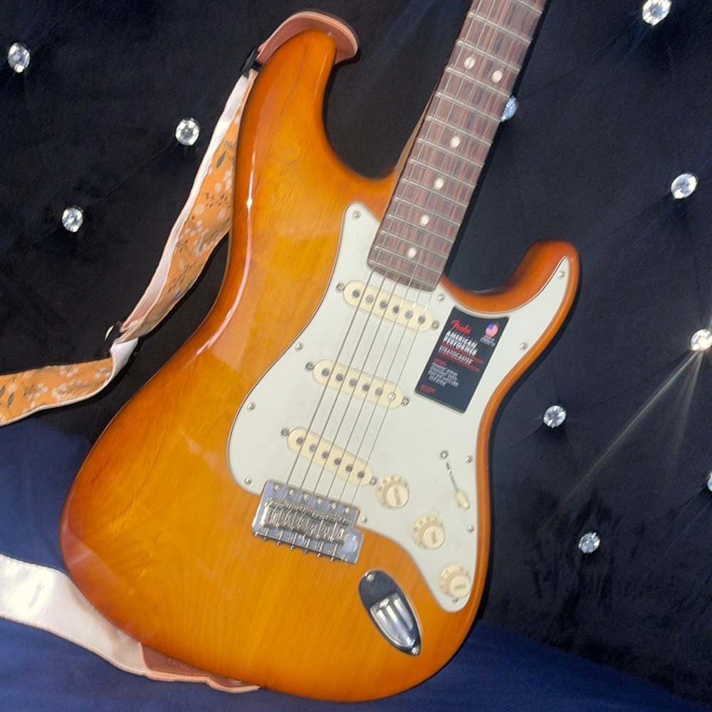 FENDER AMERICAN PERFORMER- STRATOCASTER